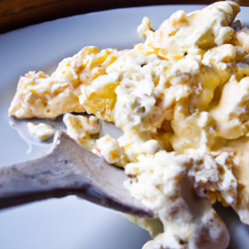 Fluffy Scrambled Eggs with Cottage Cheese: A Protein Boost